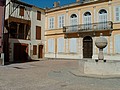Carla-Bayle (09) : Place de la mairie, fontaine, maison a colombages