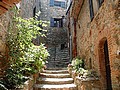 Castelnou (66) : Escalier reliant les rues
