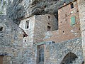 Peyre (12)maisons adossees à la falaise