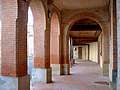 arcades a l'interieur du village