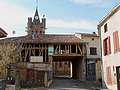 a l'origine l'acces a l'eglise se faisait en traversant un maison