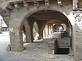 Sauveterre de Rouergue (12): Arcades et escalier menant aux caves