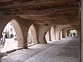 Sauveterre de Rouergue (12): Arcades espace de promenade et de commerces